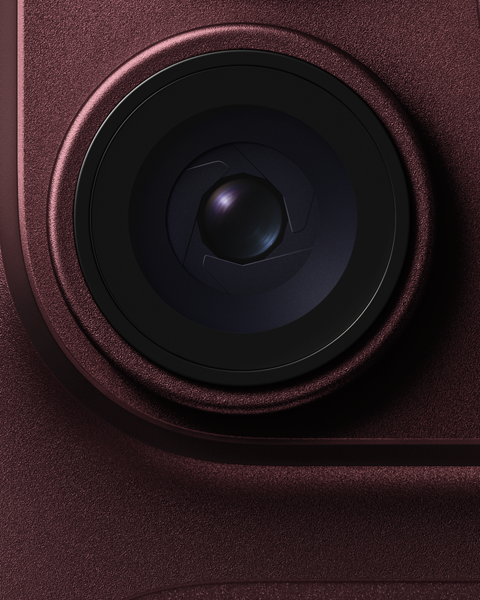 Burgundiapunase iPhone 18 Pro põhikaamera muudetava avaga objektiiv