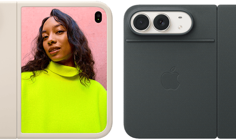 iPhone Duo zvaigžņu baltā krāsā ar smilšu krāsas silikona ietvaru, horizontāls novietojums, pilnībā atvērts horizontāli, Dual Fusion kameras augšā pa kreisi, ietvars aizsedz aizmuguri un priekšējā displeja ārējo malu, labajā pusē ārējā displejā ir redzams cilvēka portrets. iPhone Duo, zvaigžņu baltā krāsā, pilnībā atvērts horizontāli, flotes zils Folio ar Kickstand, pilnībā atvērts horizontāli, aizmugure ar 48 MP Dual Fusion aizmugures kamerām, divi objektīvi