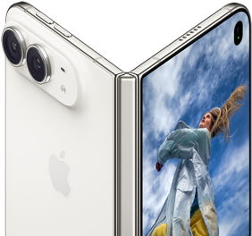 iPhone Duo, daļēji atvērts kā grāmata ar eņģes mehānismu centrā, aizmugurējā iekšējā paneļā kreisajā pusē ir Apple logotips un divu kameru sistēma, ārpuse, labajā pusē ir blondas personas portrets