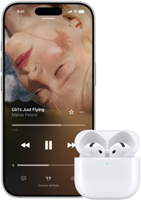 iPhone lângă AirPods în carcasa de încărcare, carcasa este deschisă