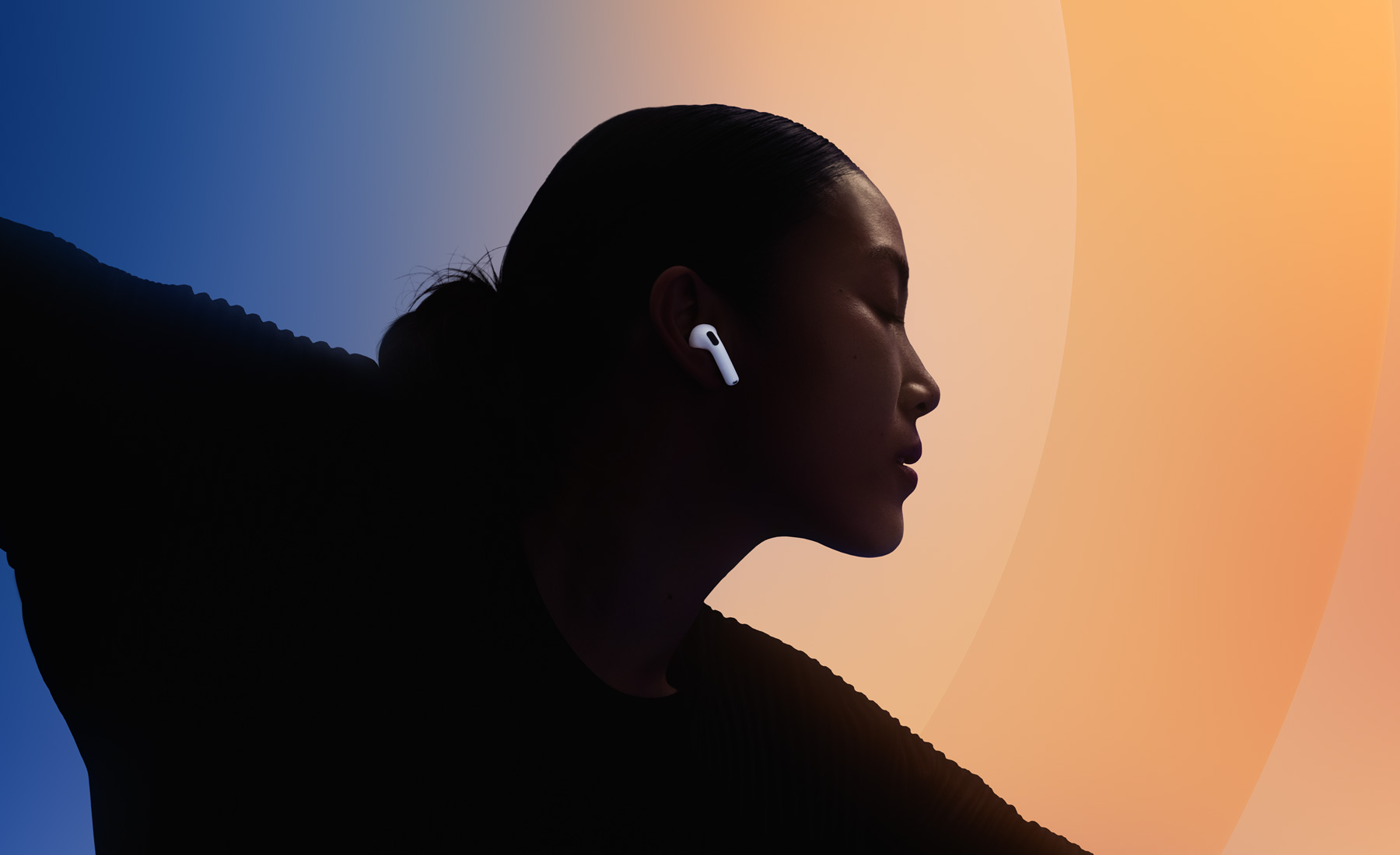 Танцуващ човек, носещ AirPods 5.