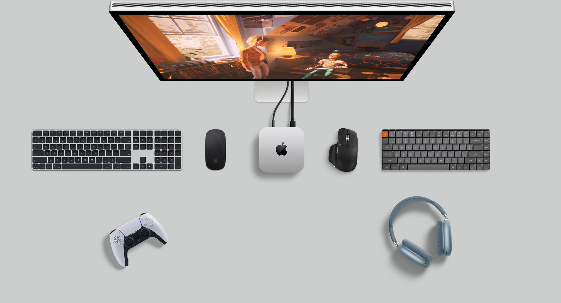Tampilan atas Mac mini di pengaturan meja dengan Studio Display, keyboard nirkabel, mouse nirkabel, kontroler game, dan AirPods Max