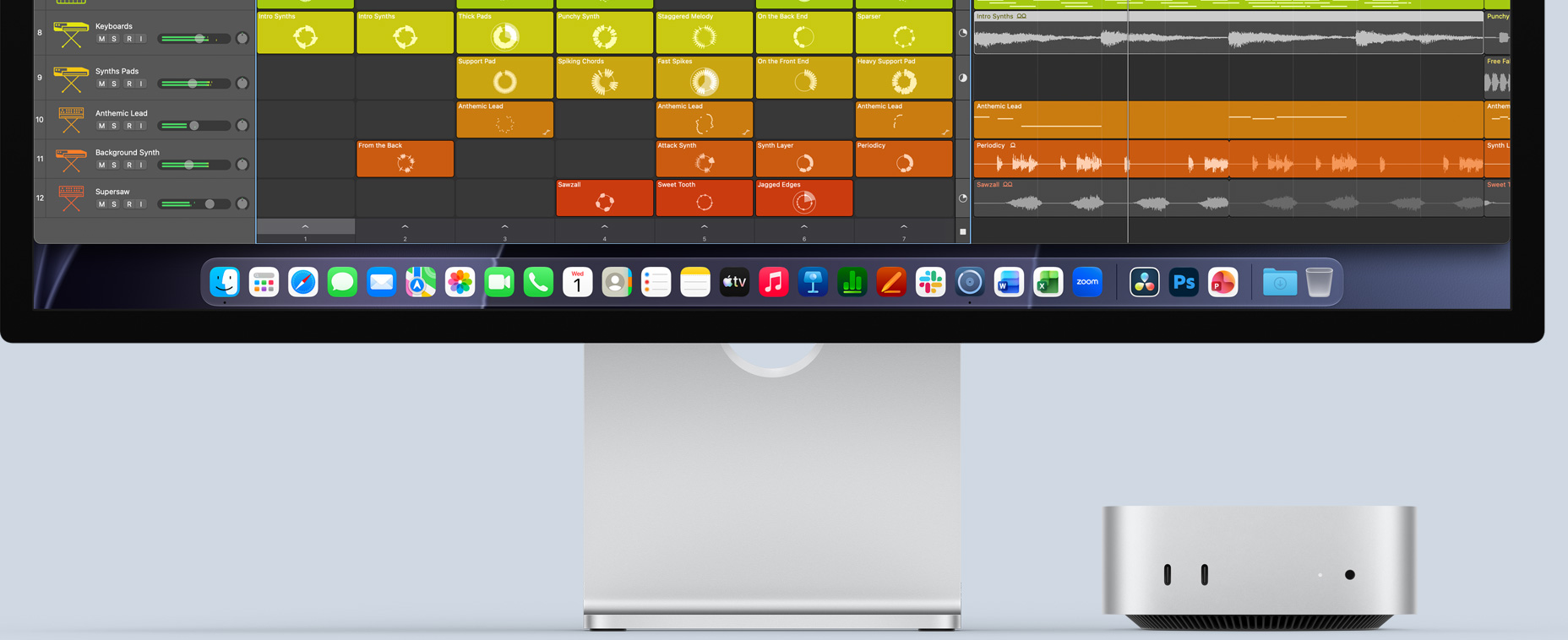 Bagian depan Mac mini, terselip di bawah Studio Display, dengan antarmuka Logic Pro di layar, dan aplikasi produktivitas di Dock di bagian bawah